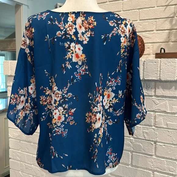 Floral Top Medium - Picture 14 of 16